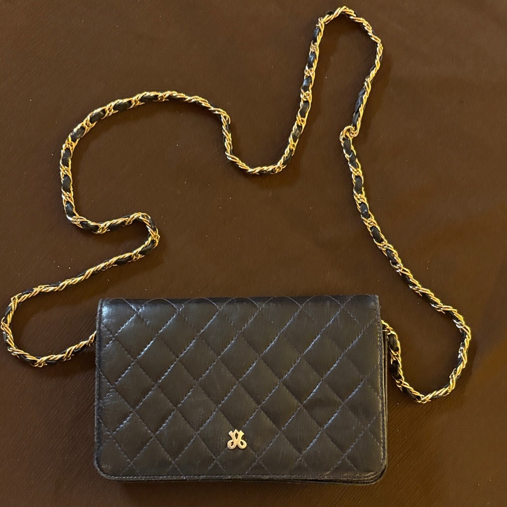 Elegant Black Quilted Crossbody Bag with Gold Chain